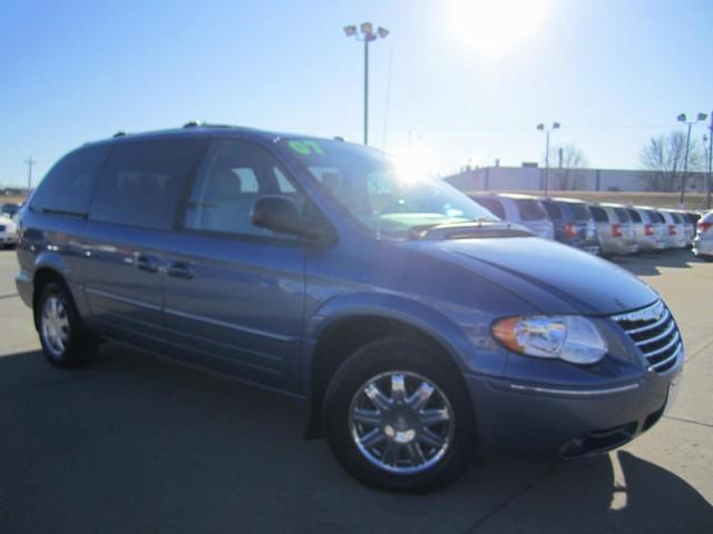 Chrysler Town and Country 2007 photo 3