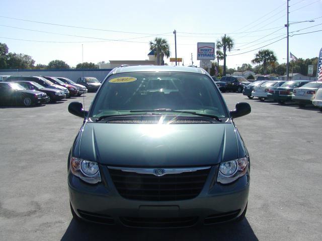 Chrysler Town and Country 2007 photo 1