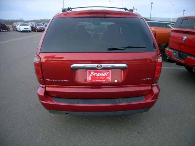Chrysler Town and Country 2007 photo 2
