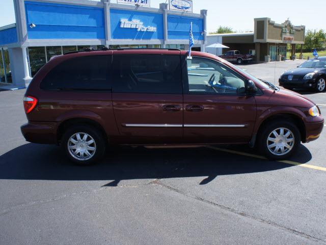 Chrysler Town and Country 2007 photo 1