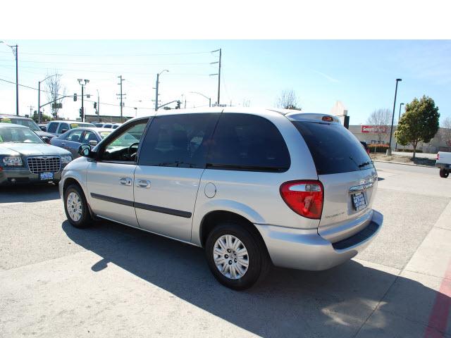 Chrysler Town and Country 2007 photo 2