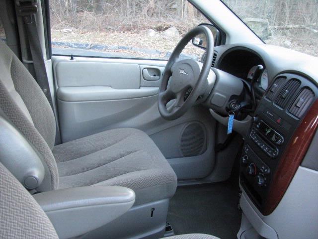 Chrysler Town and Country 2007 photo 2