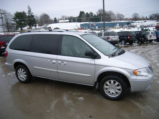 Chrysler Town and Country 2007 photo 2