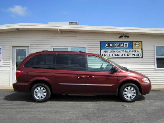 Chrysler Town and Country 2007 photo 2
