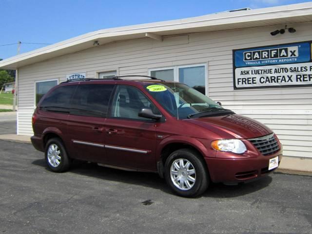 Chrysler Town and Country 2007 photo 3