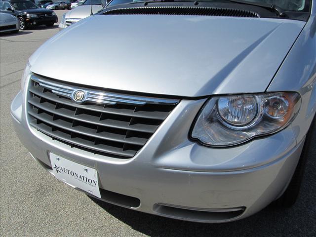 Chrysler Town and Country 2007 photo 1