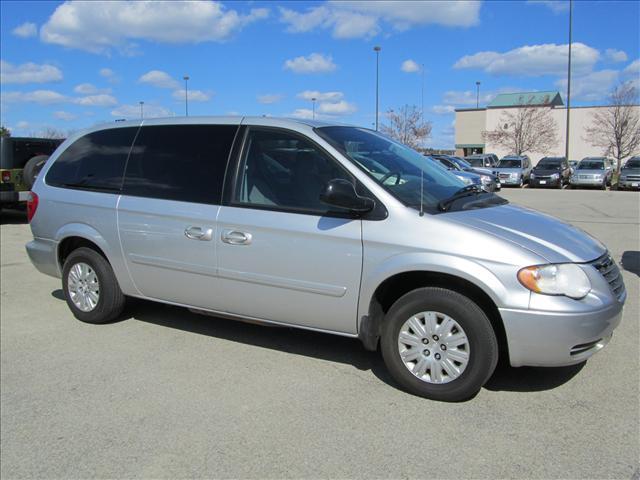Chrysler Town and Country 2007 photo 2