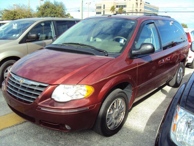 Chrysler Town and Country 2007 photo 1