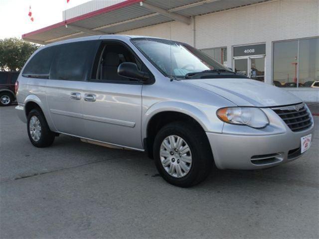 Chrysler Town and Country 2007 photo 1