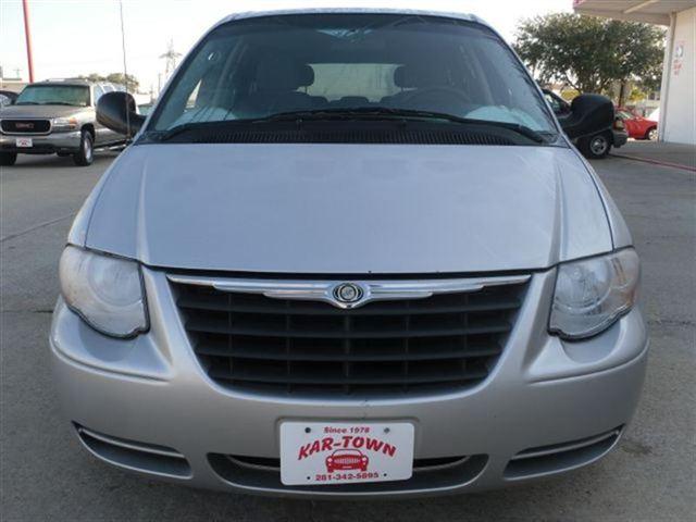 Chrysler Town and Country 2007 photo 2