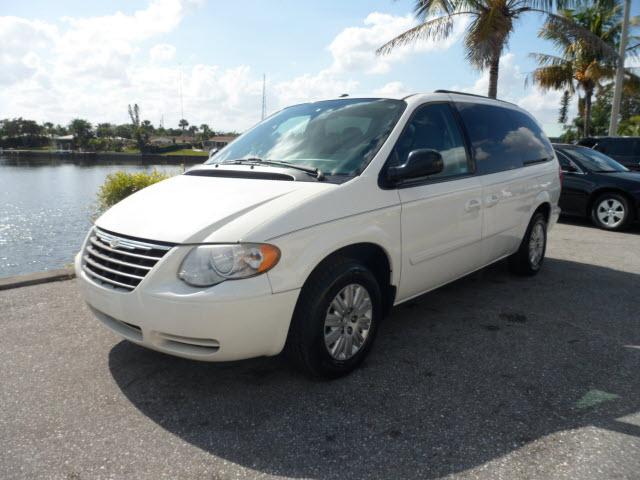 Chrysler Town and Country 2007 photo 2