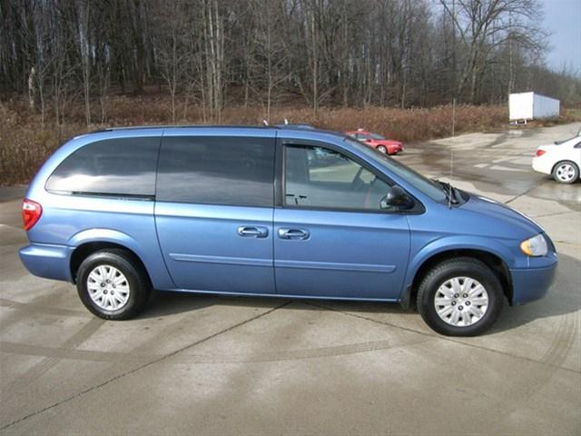 Chrysler Town and Country 2007 photo 2