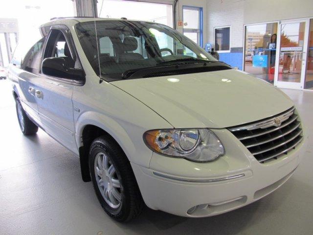 Chrysler Town and Country 2007 photo 3
