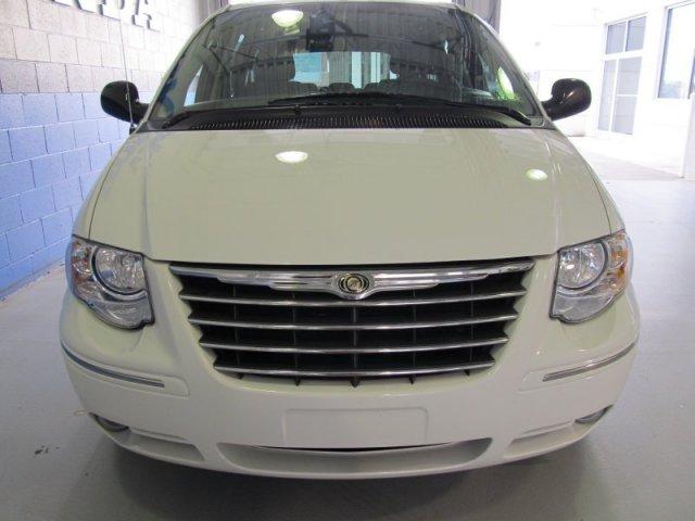 Chrysler Town and Country 2007 photo 4