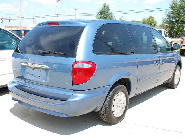 Chrysler Town and Country 2007 photo 2