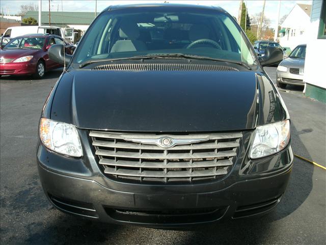 Chrysler Town and Country 2007 photo 2