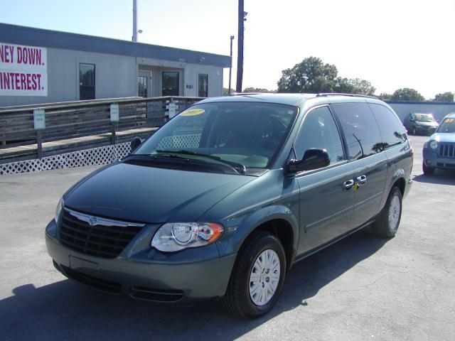 Chrysler Town and Country 2007 photo 2