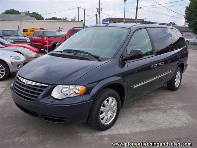 Chrysler Town and Country 2007 photo 1