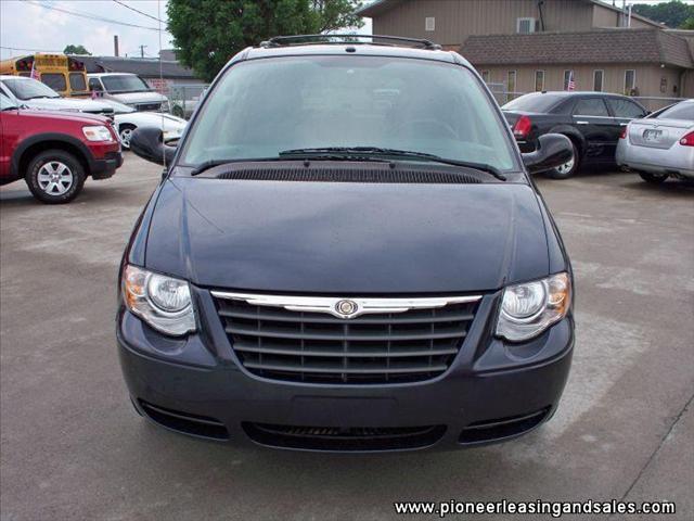 Chrysler Town and Country 2007 photo 2
