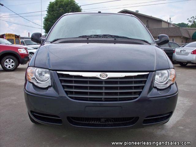 Chrysler Town and Country 2007 photo 3