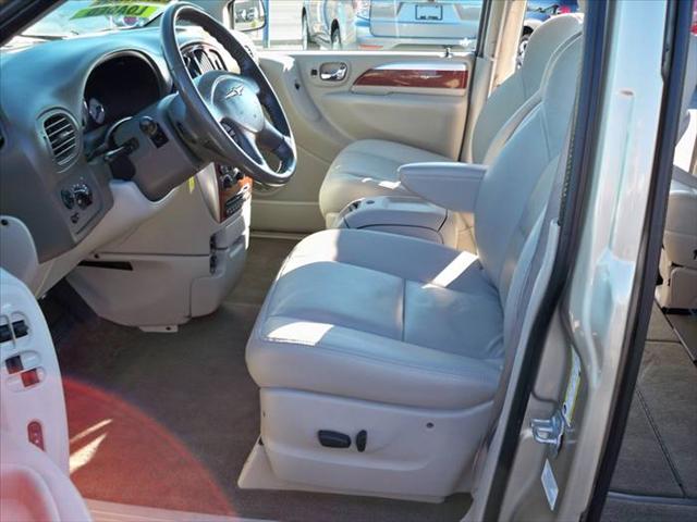 Chrysler Town and Country 2007 photo 3