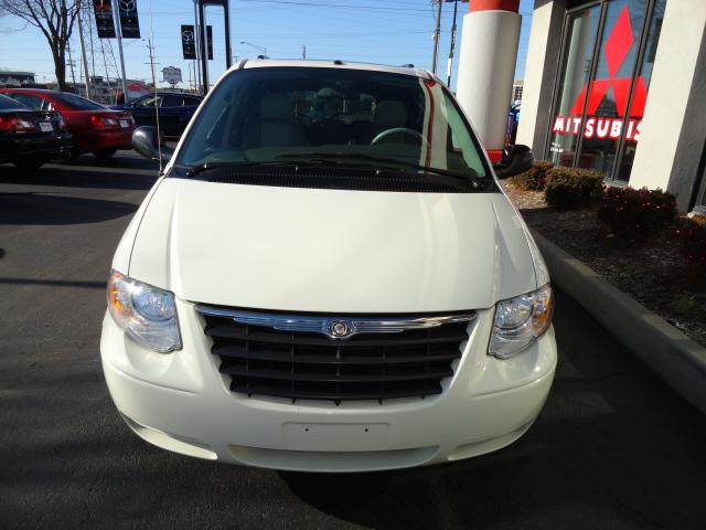 Chrysler Town and Country 2007 photo 1