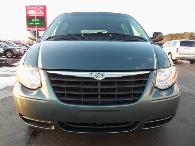 Chrysler Town and Country 2007 photo 1
