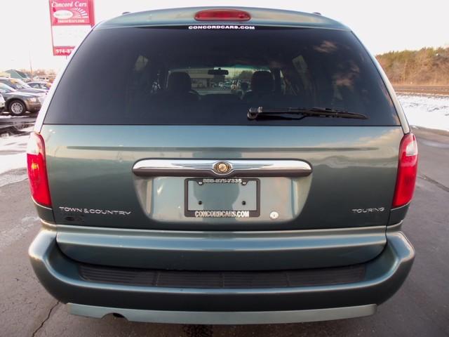 Chrysler Town and Country 2007 photo 2