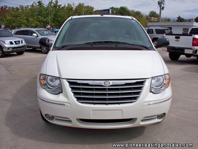 Chrysler Town and Country 2007 photo 2