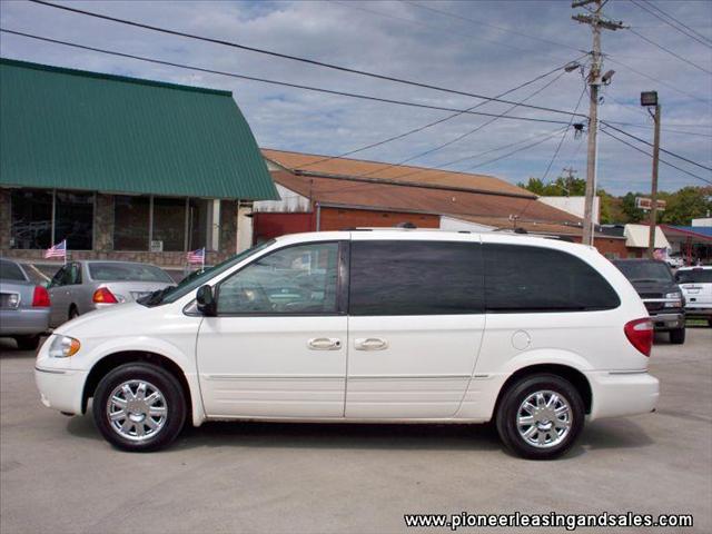Chrysler Town and Country 2007 photo 3