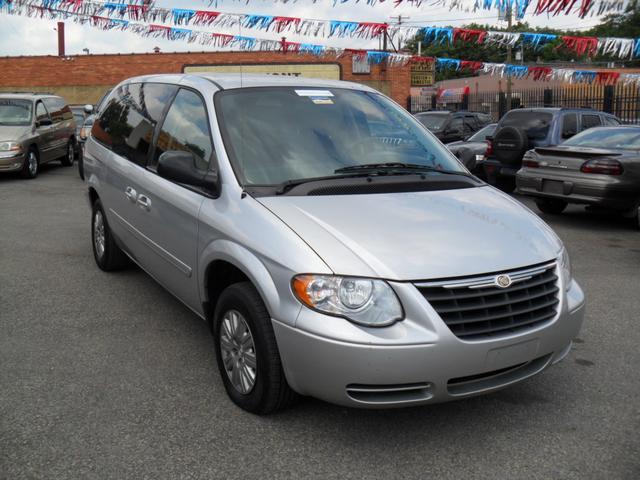 Chrysler Town and Country 2007 photo 2