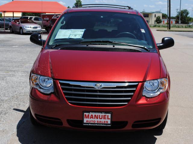 Chrysler Town and Country 2007 photo 1
