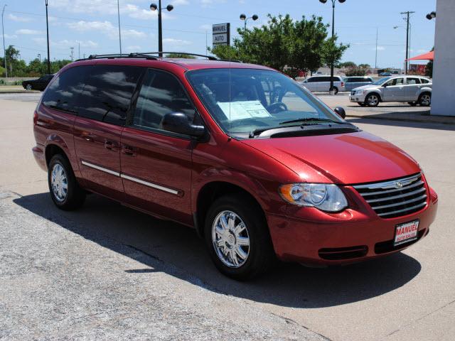 Chrysler Town and Country 2007 photo 2