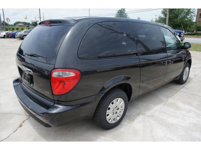 Chrysler Town and Country 2007 photo 2