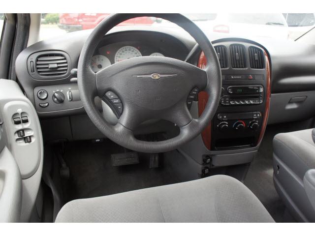 Chrysler Town and Country 2007 photo 3