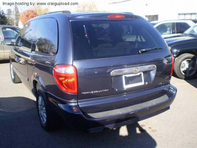 Chrysler Town and Country 2007 photo 1
