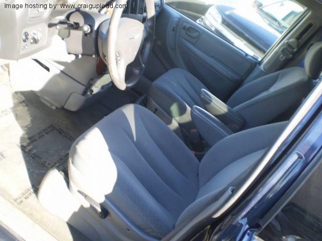Chrysler Town and Country 2007 photo 2