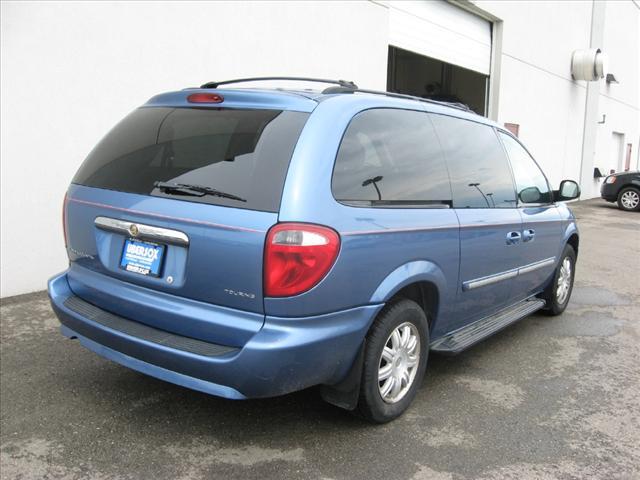 Chrysler Town and Country 2007 photo 2