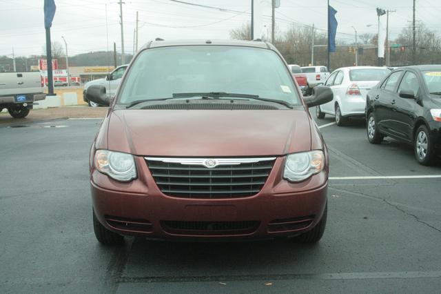 Chrysler Town and Country 2007 photo 1