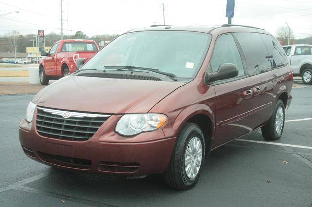 Chrysler Town and Country 2007 photo 2