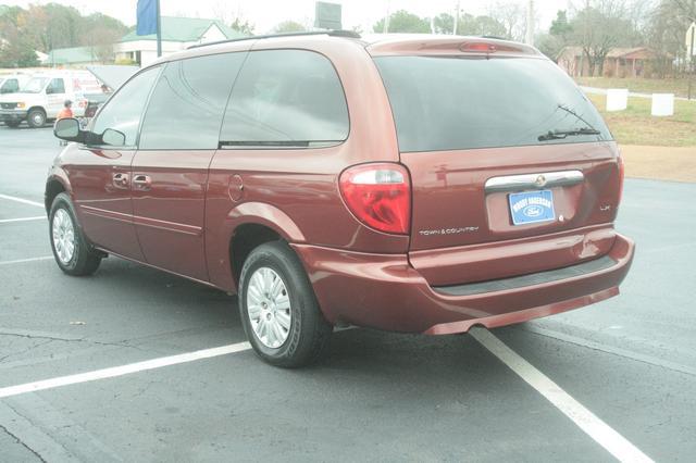 Chrysler Town and Country 2007 photo 3