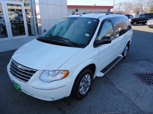 Chrysler Town and Country 2007 photo 1