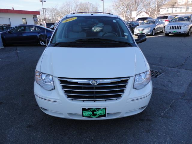 Chrysler Town and Country 2007 photo 2