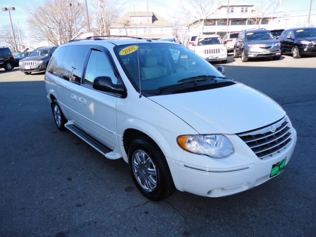 Chrysler Town and Country 2007 photo 3