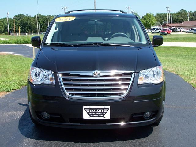 Chrysler Town and Country 2008 photo 2