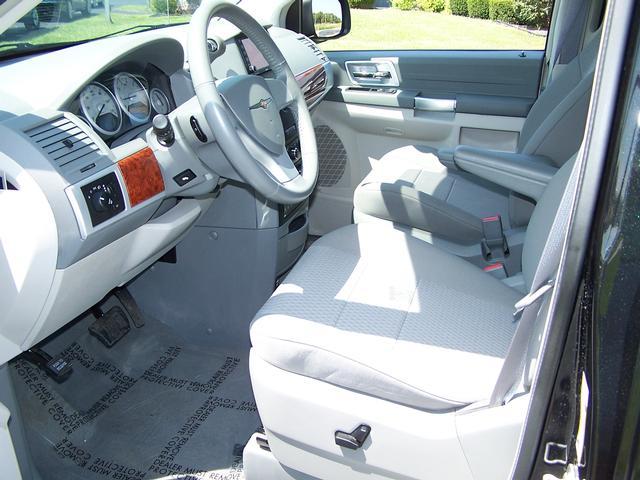 Chrysler Town and Country 2008 photo 3