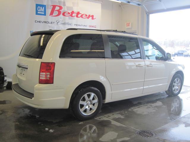 Chrysler Town and Country 2008 photo 1