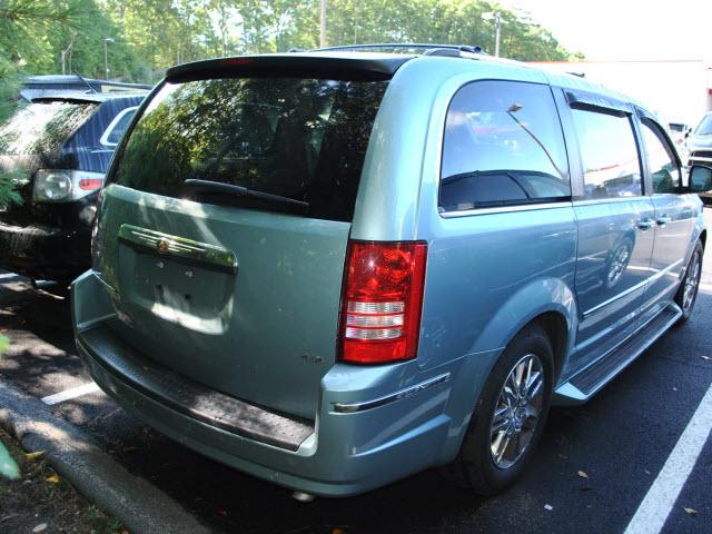 Chrysler Town and Country 2008 photo 1