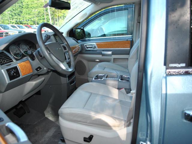 Chrysler Town and Country 2008 photo 2