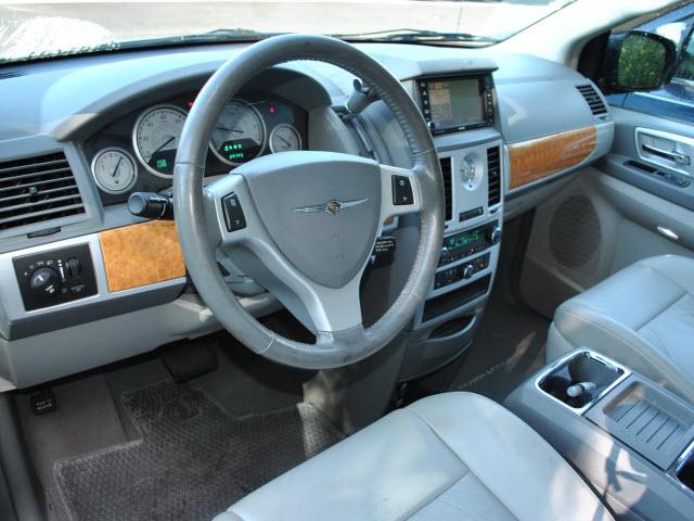 Chrysler Town and Country 2008 photo 3
